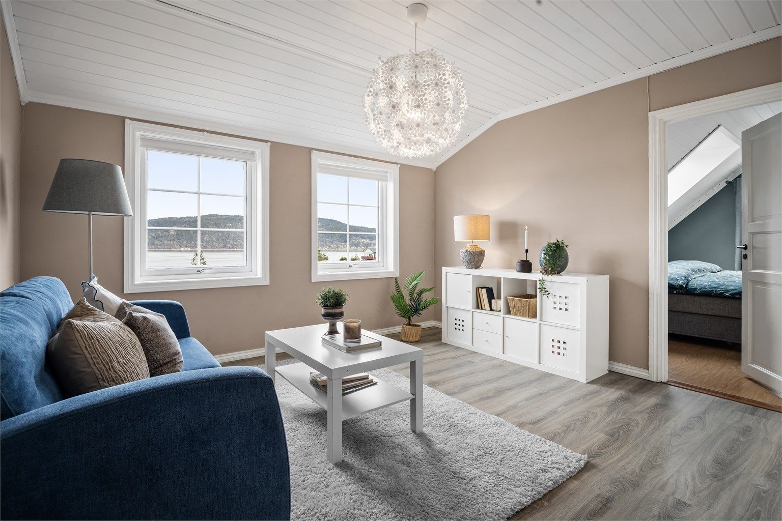 Skråtak gir en luftig atmosfære i andre etasje.