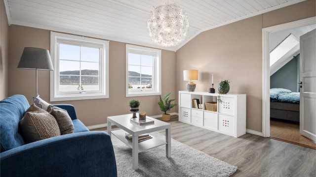 Skråtak gir en luftig atmosfære i andre etasje.