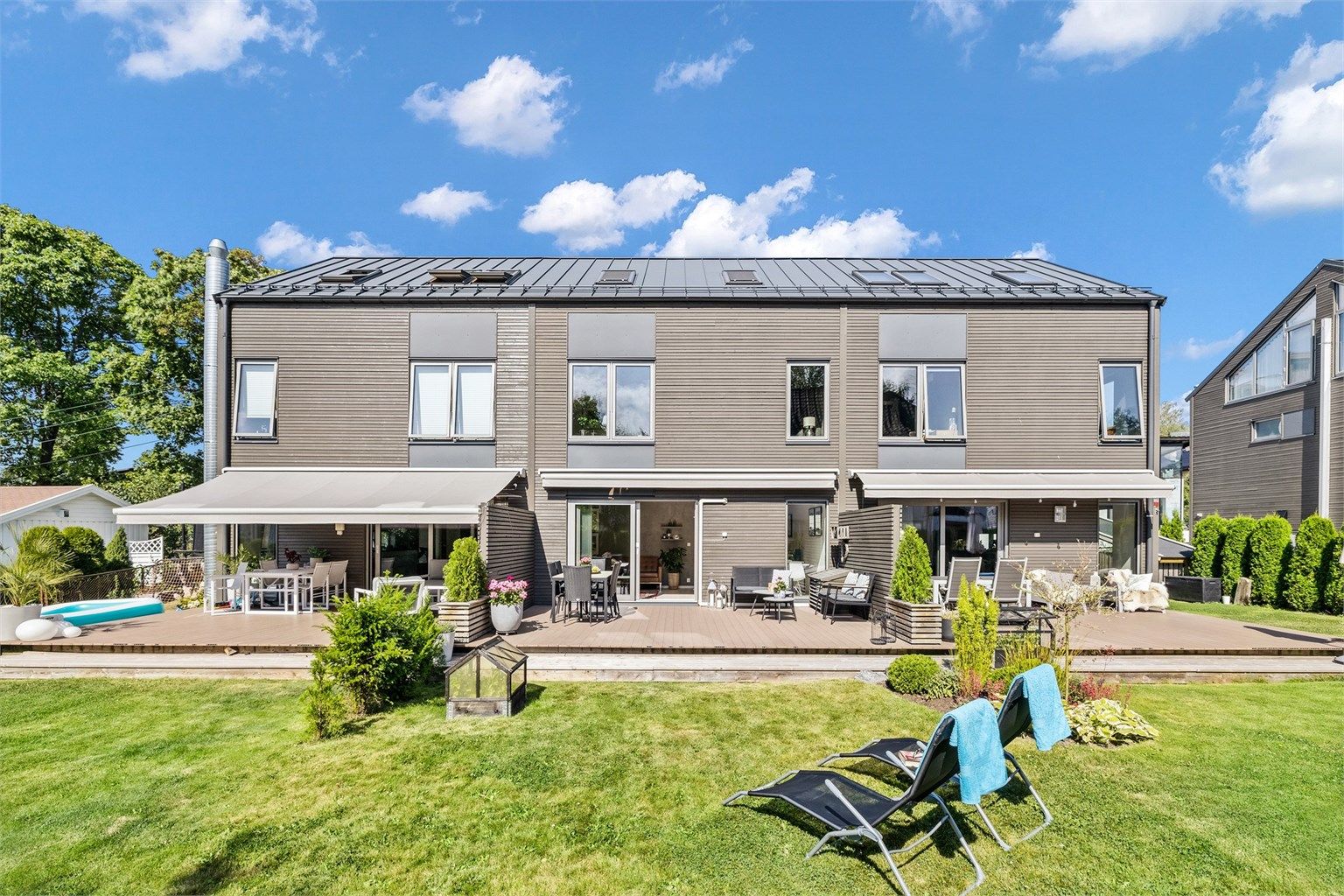 Lyst og moderne rekkehus fra 2016 med 2 garasjeplasser. Solrik og barnevennlig beliggenhet. Kastellet skole.