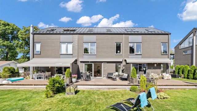 Lyst og moderne rekkehus fra 2016 med 2 garasjeplasser. Solrik og barnevennlig beliggenhet. Kastellet skole.