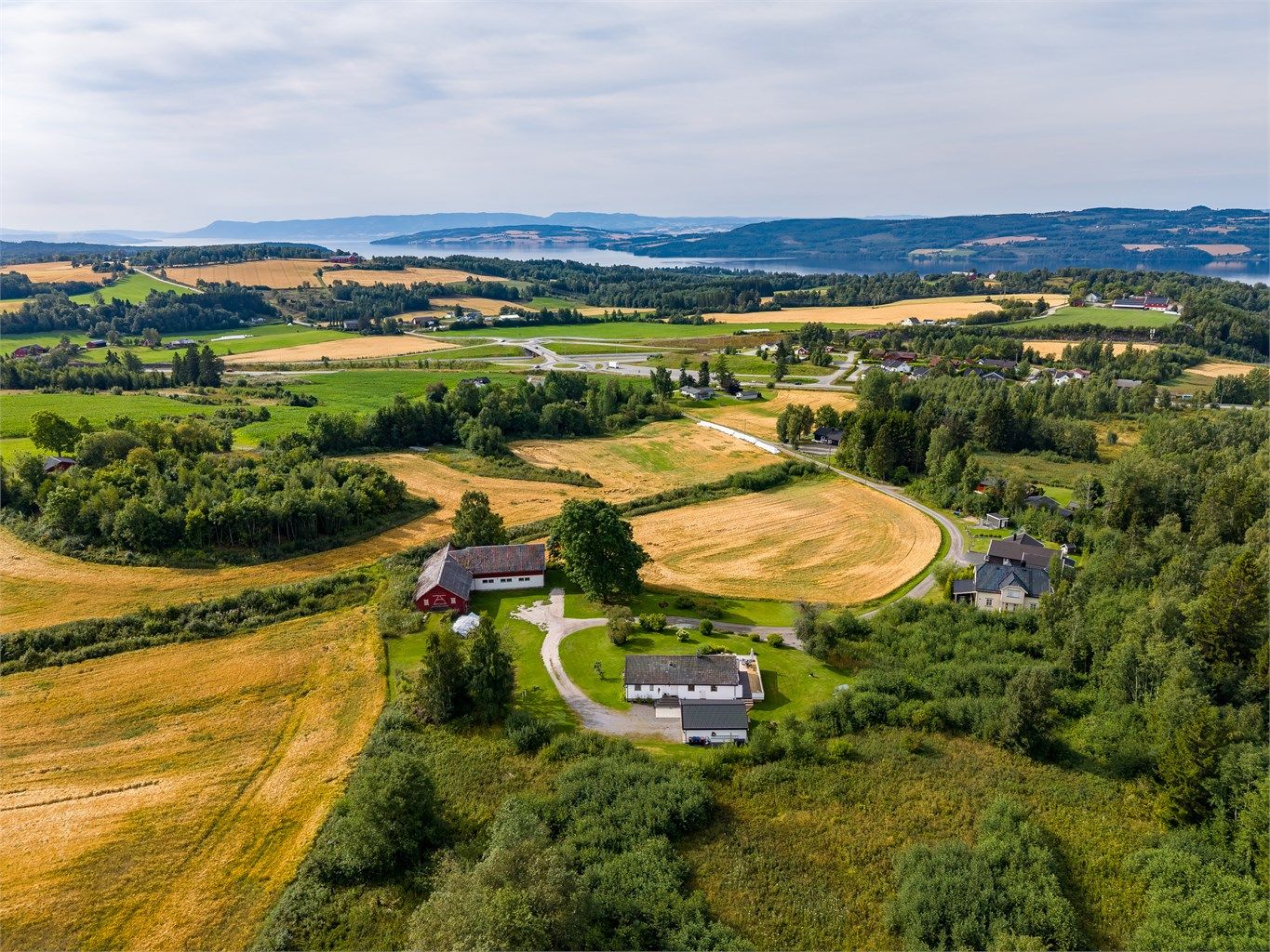 Eiendommen ligger litt opp i terrenget, noe som gir flott utsyn over det omkringliggende landskapet og svært gode solforhold. Her kan du virkelig nyte følelsen av å bo landlig, med naturen tett på og god avstand til naboene.