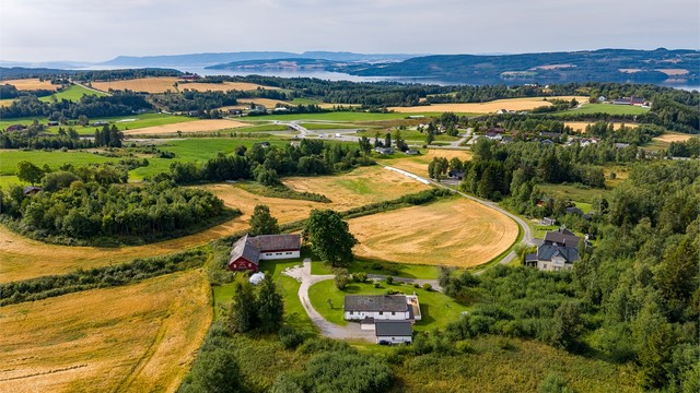 Eiendommen ligger litt opp i terrenget, noe som gir flott utsyn over det omkringliggende landskapet og svært gode solforhold. Her kan du virkelig nyte følelsen av å bo landlig, med naturen tett på og god avstand til naboene.