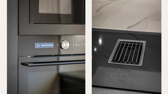 Det er integrert komfyr og mikrobølgeovn i høyskap, nedfelt induksjonstopp med integrert ventilator med kullfilter, samt integrert kjøleskap med frysedel og oppvaskmaskin.
