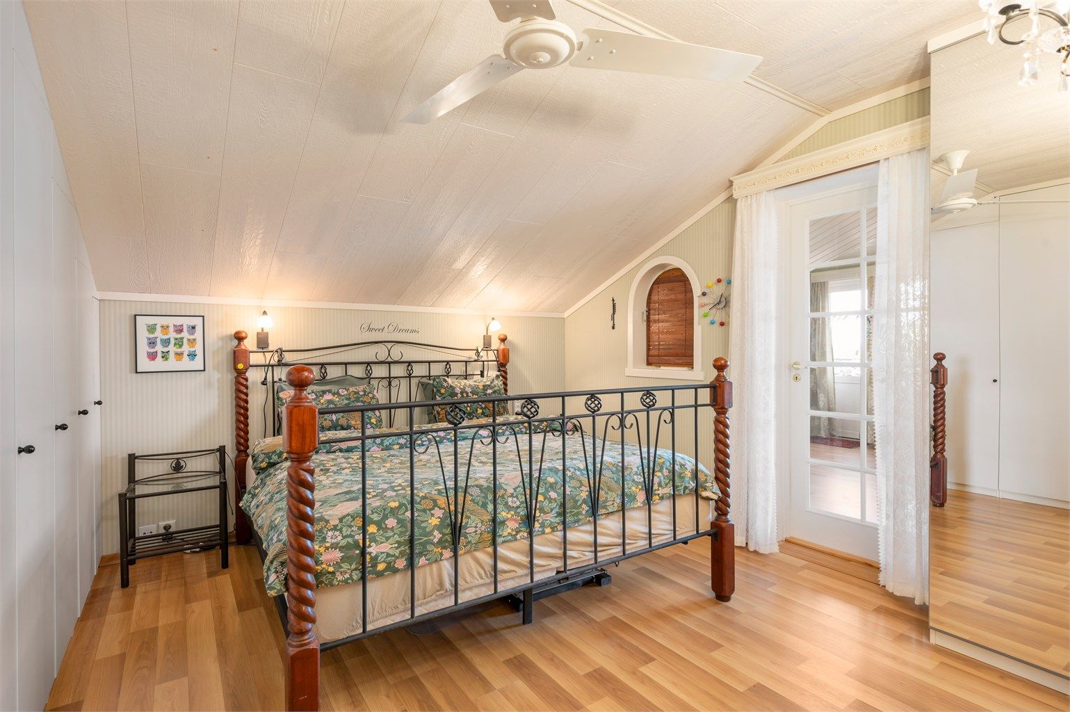 Vegg i vegg ligger husets største soverom (18 kvm), med egen dør inn til badet. 