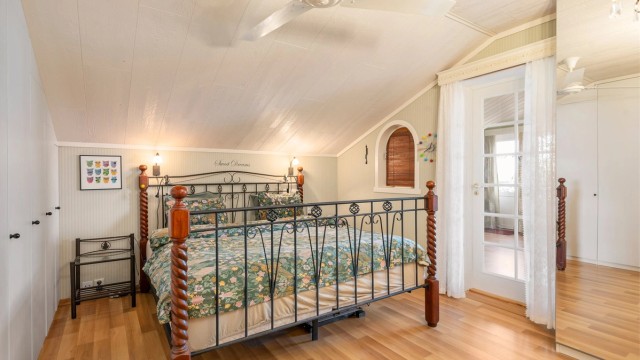 Vegg i vegg ligger husets største soverom (18 kvm), med egen dør inn til badet.