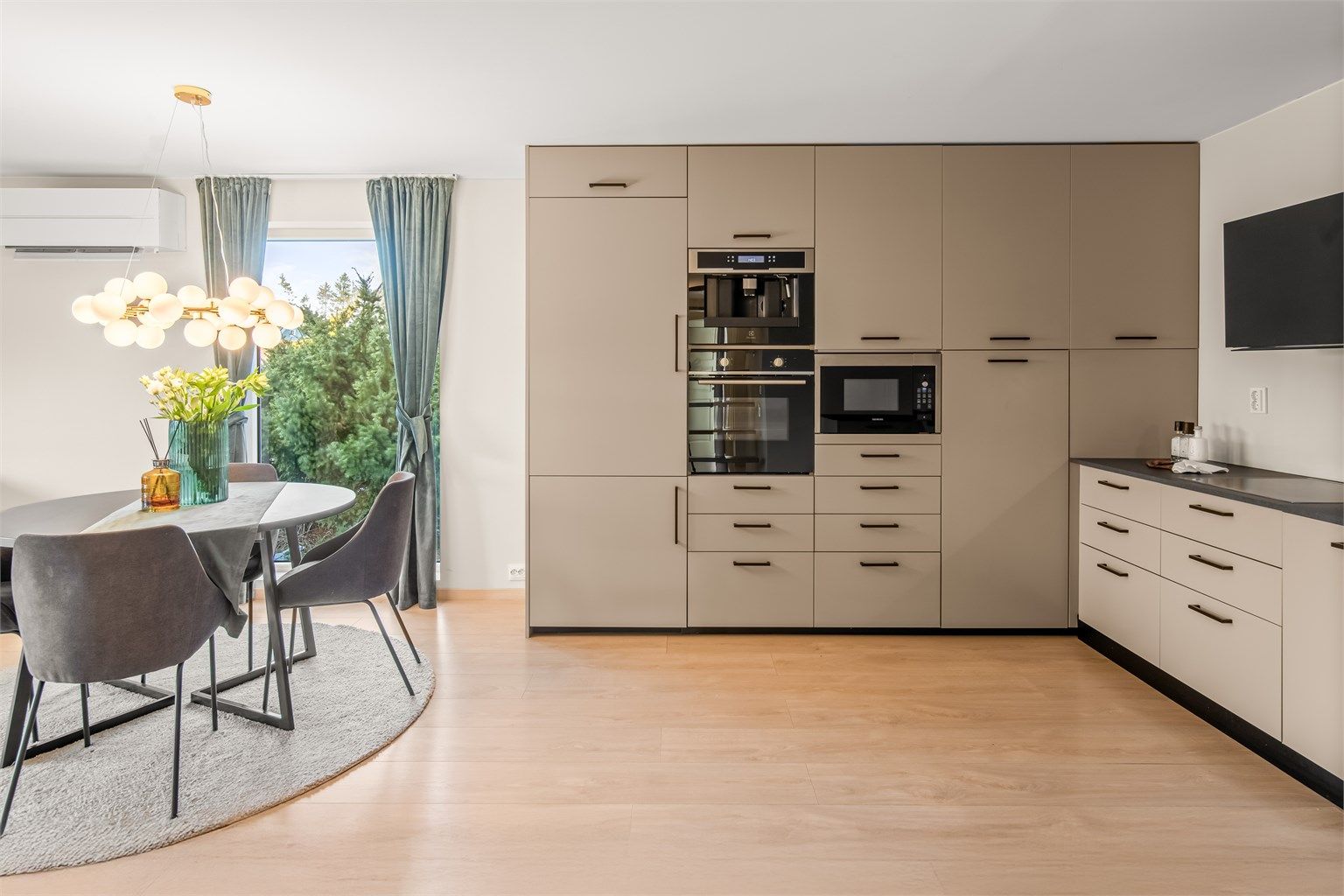 Kjøkkenet har slette fronter og godt med både skap og benkplass