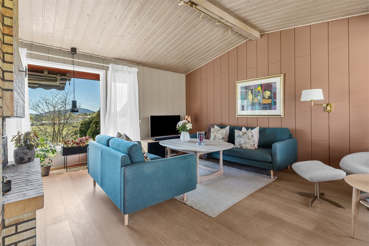 Stue med god plass til sittegruppe og TV-område. Delvis åpen løsning mot spisestuen.