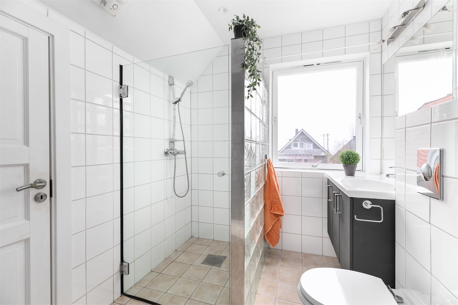 Badet er pusset opp på ukjent tidspunkt. Motfall rundt sluket er gitt TG 3.