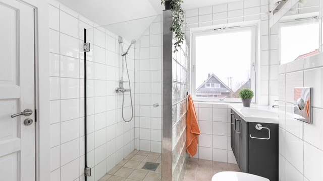 Badet er pusset opp på ukjent tidspunkt. Motfall rundt sluket er gitt TG 3.
