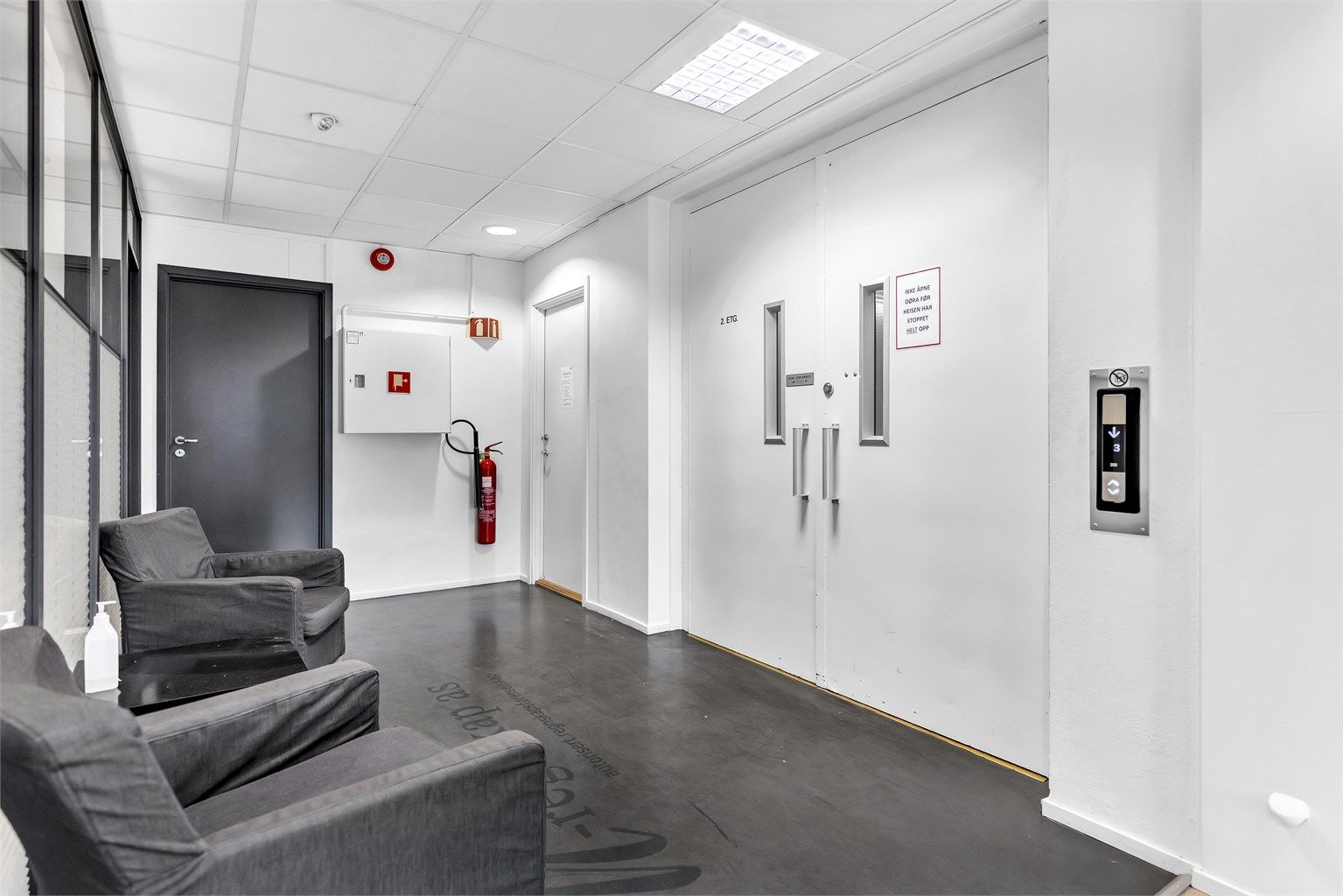 Vareheis med kapasitet på 2000 kg rett opp i lokalet