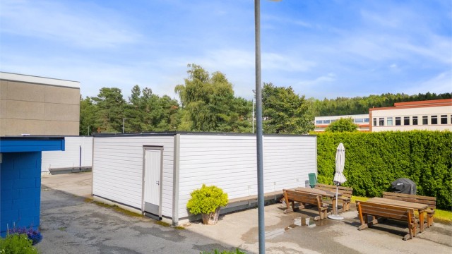 Tilgang til hyggelig sitteplass og utvendig bodanlegg med felles sykkelbod like ved inngangspartiet