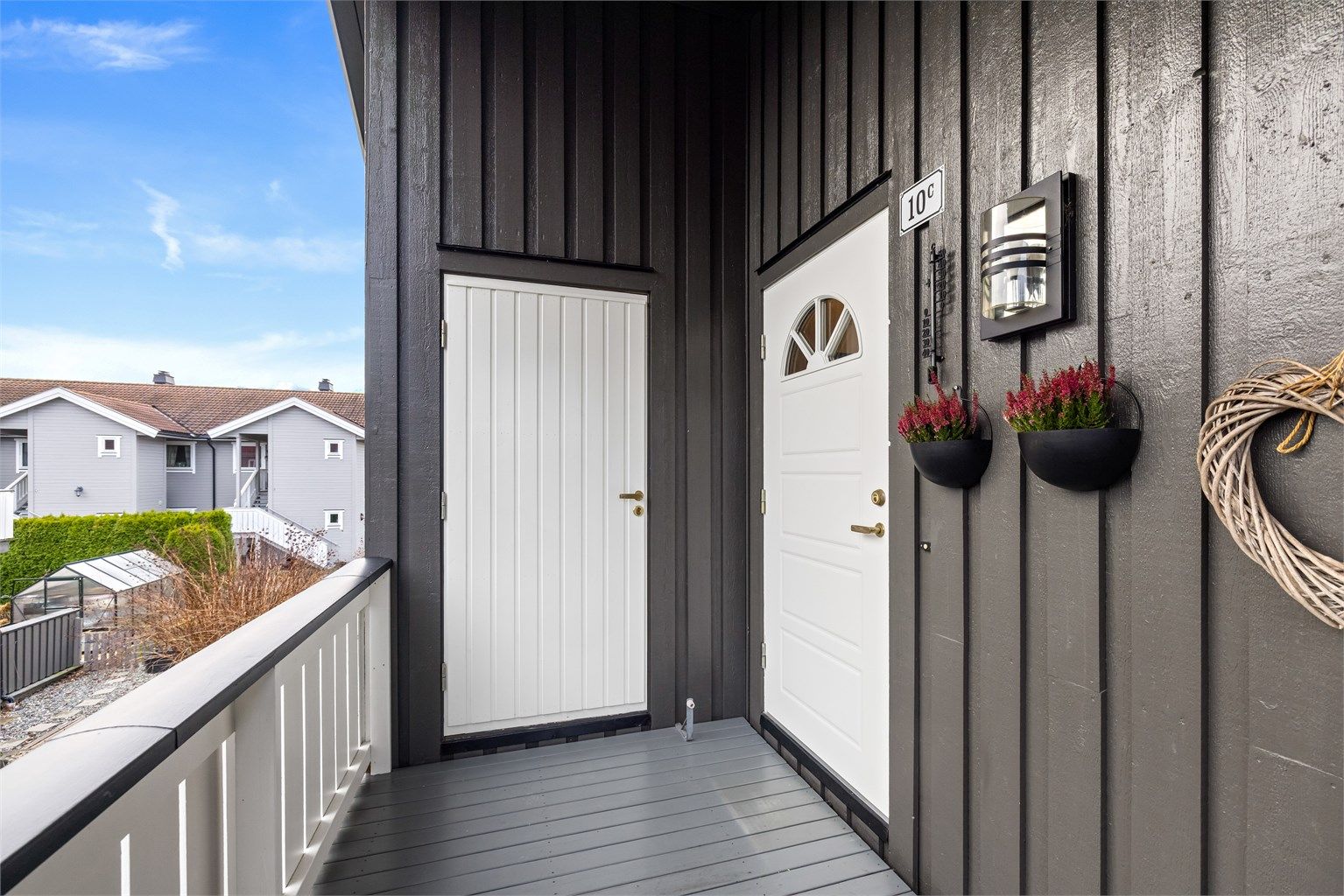 Leiligheten har et overbygget inngangsparti med direkte tilgang til en utvendig sportsbod.