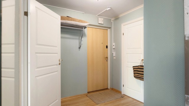 Entréen ønsker velkommen med god plass til yttertøy og en brann- og lydklassifisert inngangsdør.