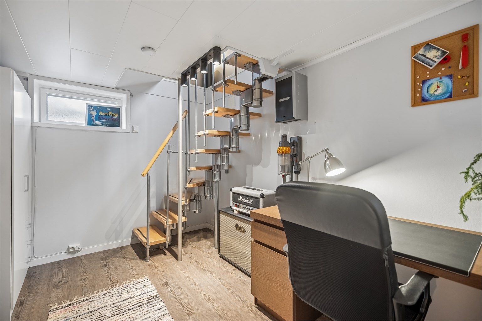 Vindeltrapp fører fra stuen og ned i kjelleretasjen.