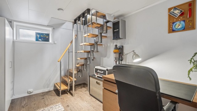 Vindeltrapp fører fra stuen og ned i kjelleretasjen.