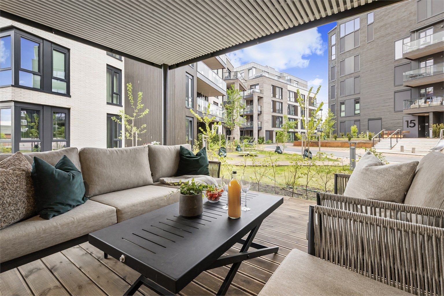 Fra stuen er det utgang til en nydelig markterrasse