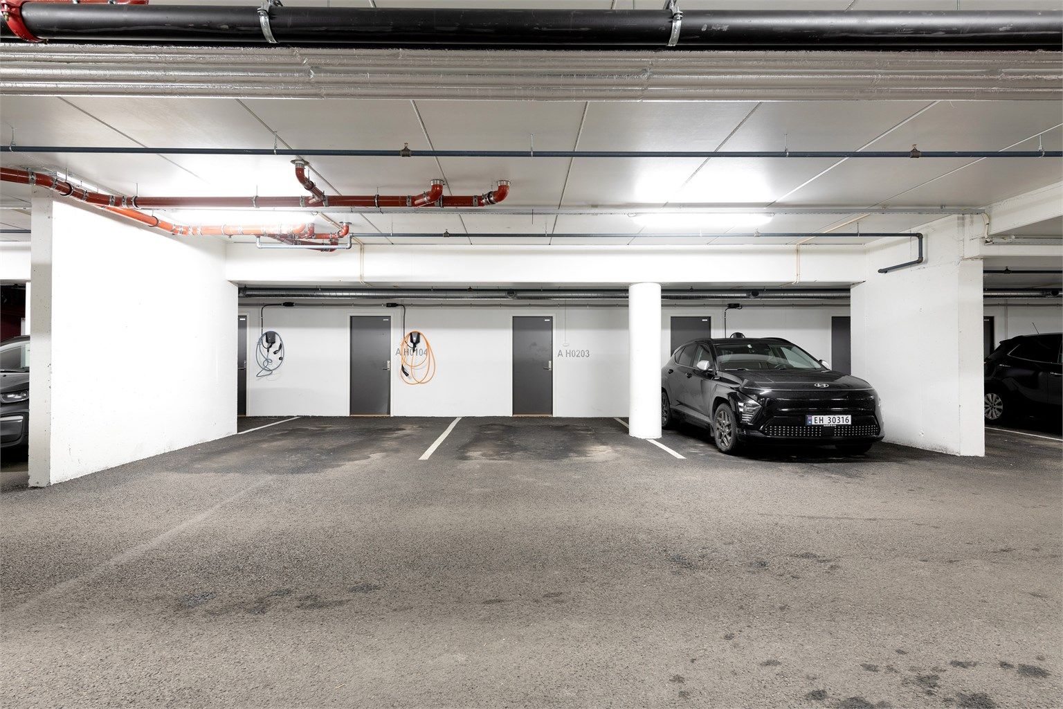 Garasjeplass i underetasjen med bod