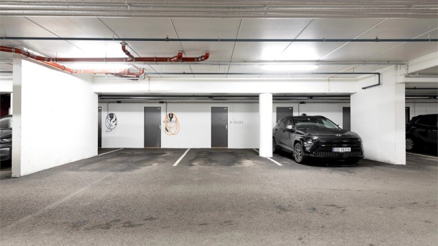 Garasjeplass i underetasjen med bod