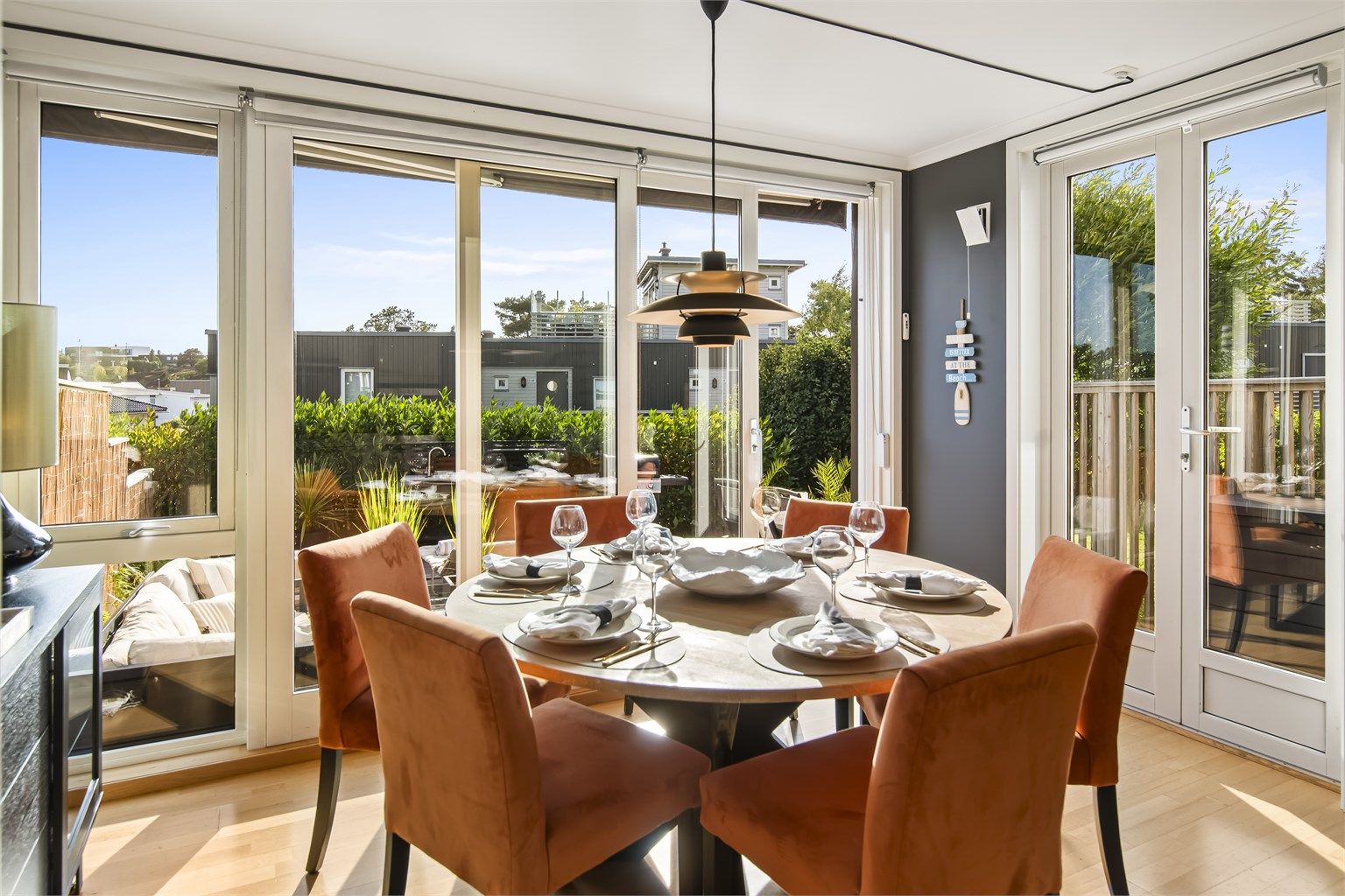 Stor skyvedør er montert fra spisestue/kjøkken slik at man får masse lys, luft og god romfølelse - Ute og inne glir over i hverandre!