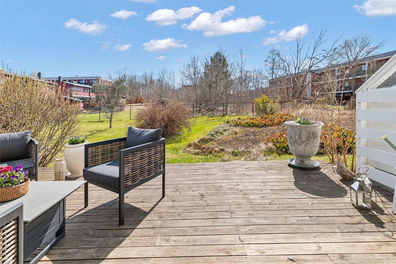 Den usjenerte terrassen er delvis overbygget, med hyggelig utsyn mot hage og et lite skogholt.