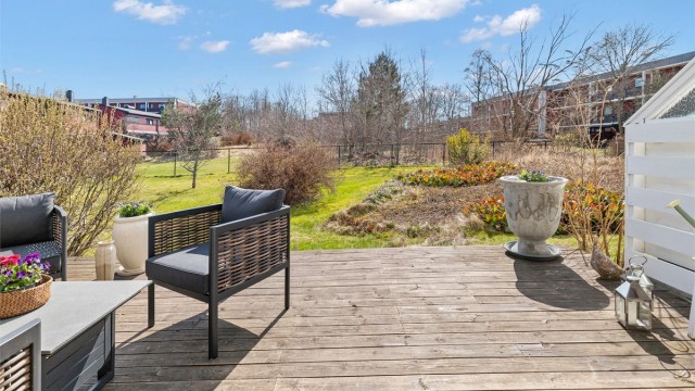 Den usjenerte terrassen er delvis overbygget, med hyggelig utsyn mot hage og et lite skogholt.