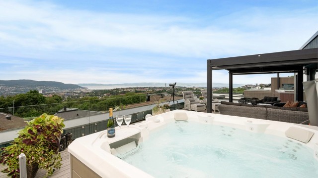 Sola kan følges gjennom hele dagen, og saltvannsjacuzzien er et ypperlig sted å nyte den vakre solnedgangen fra.