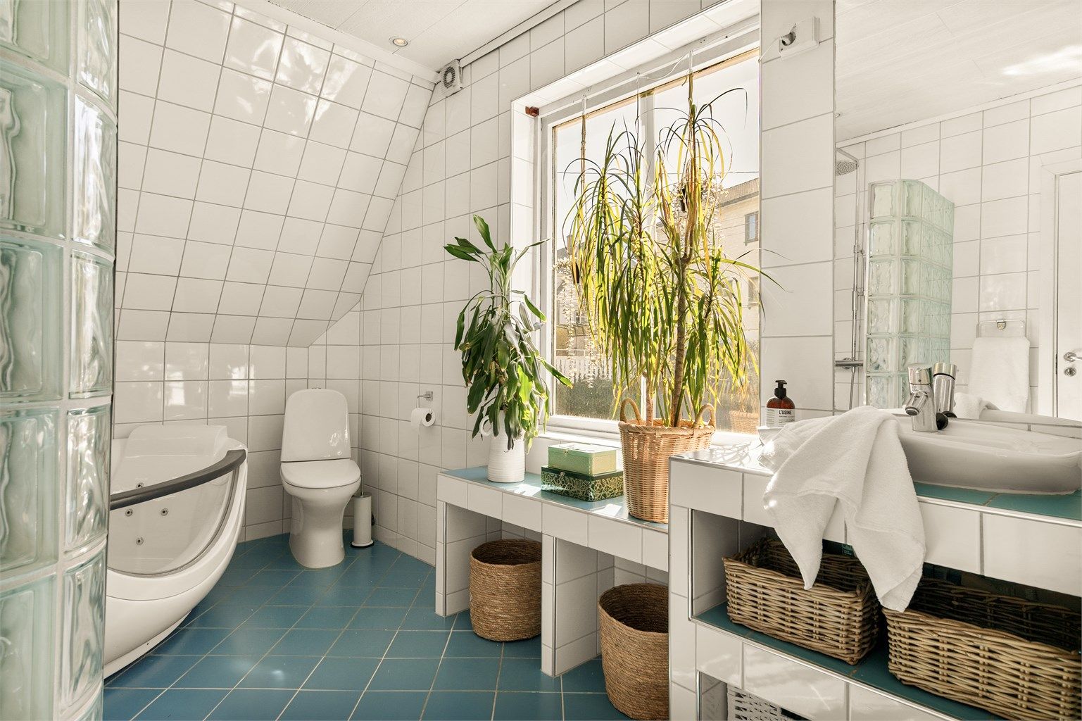- I denne etasjen er det et meget stort bad, også renovert i 2008 -