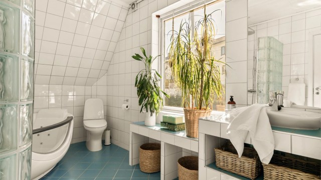 - I denne etasjen er det et meget stort bad, også renovert i 2008 -