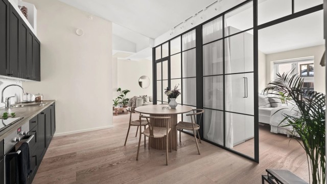 Velkommen til Helgesens gate 14D, en gjennomgående og delikat 3-roms presentert av Marius Dyngeland Iversen.