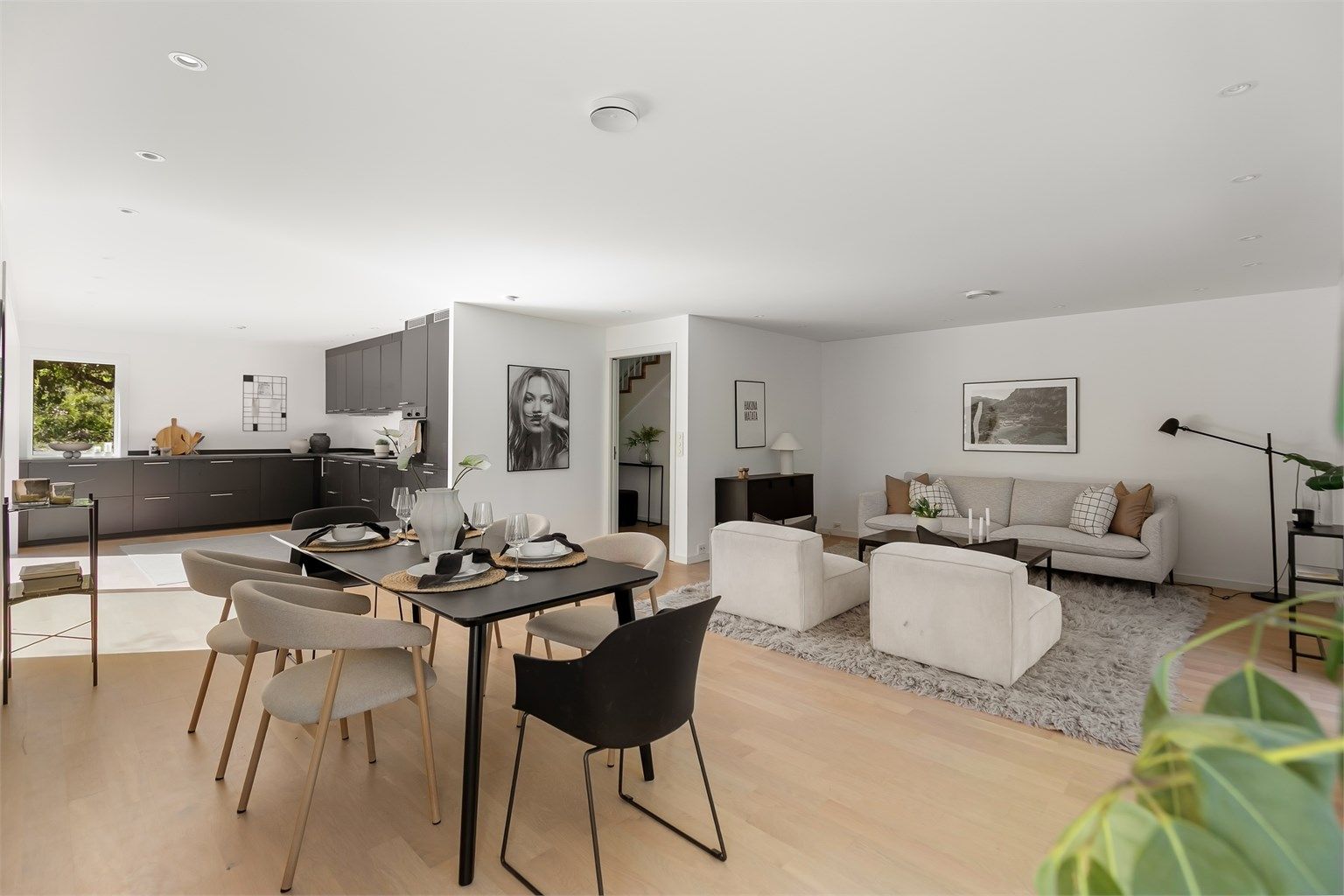 Stuen og kjøkkenet er et stort allrom med parkett på gulvet og nedsenket himling med downlights.