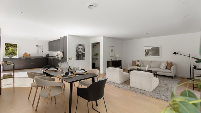 Stuen og kjøkkenet er et stort allrom med parkett på gulvet og nedsenket himling med downlights.