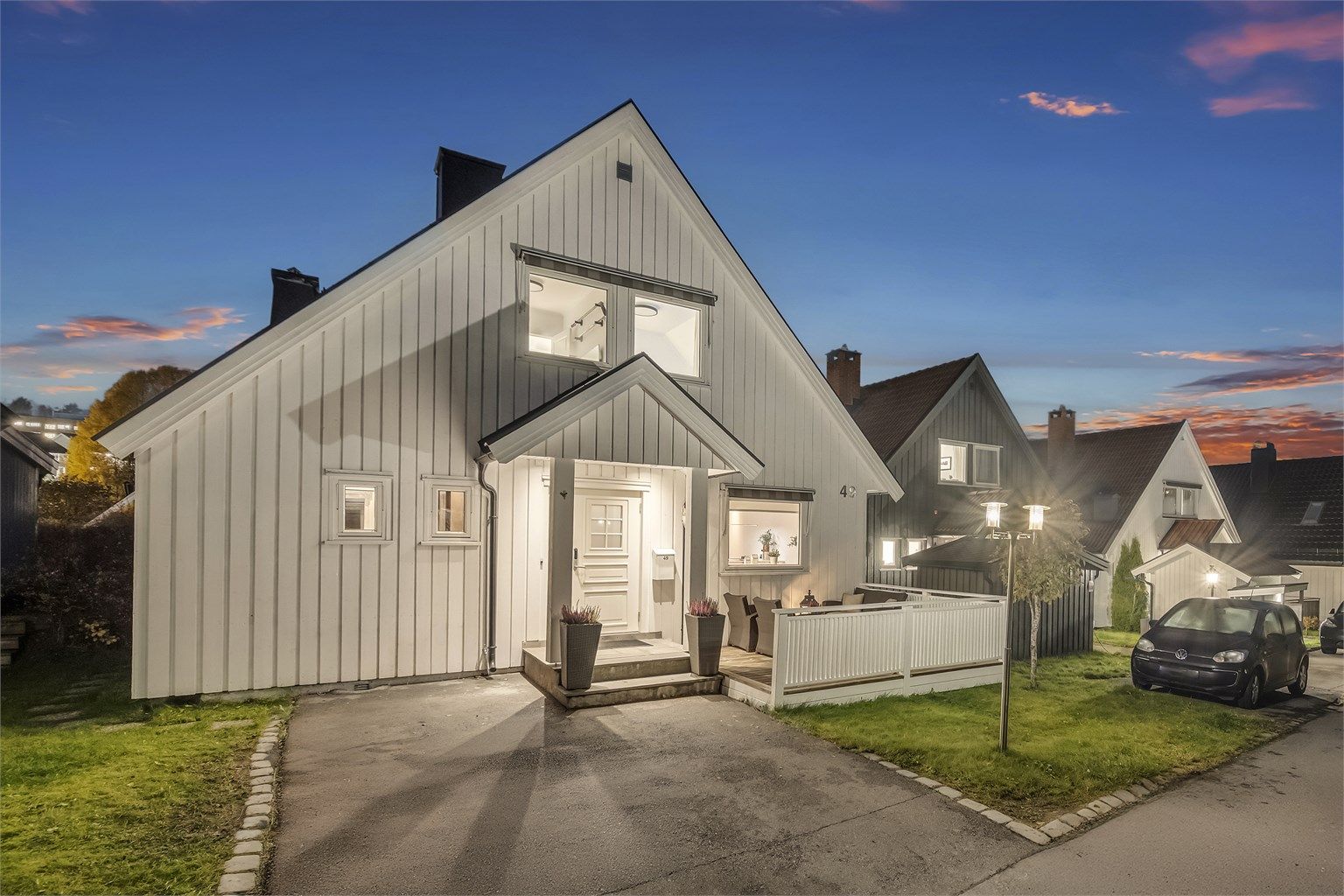 Eneboligen ligger fint til, midt i et ettertraktet boligfelt på Skullerud. 