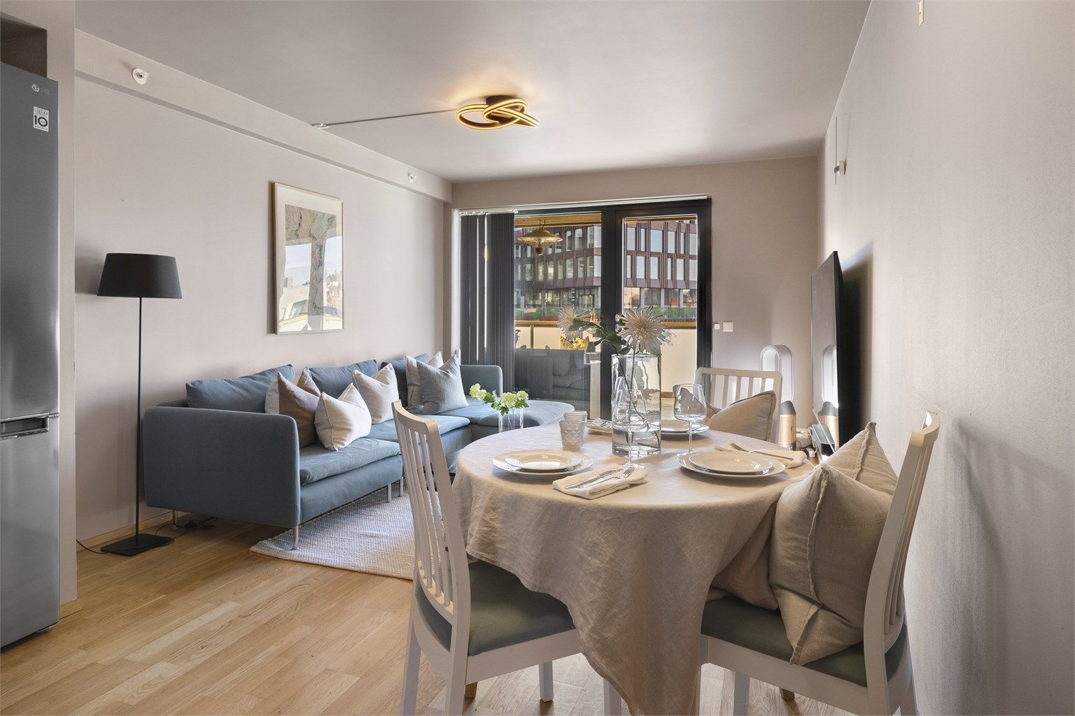 Den åpne løsningen gir fleksibilitet for møblering av både spise- og sofagruppe.