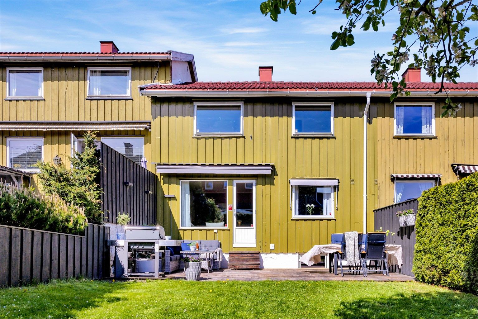 - og videre ut på gressplenen til "turning", slå hjul, øve seg på å gå i gresset", spille criqet etc.