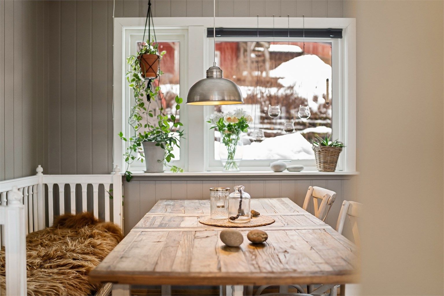 Den gjennomgående planløsningen gir mye naturlig lys