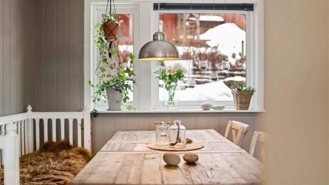 Den gjennomgående planløsningen gir mye naturlig lys