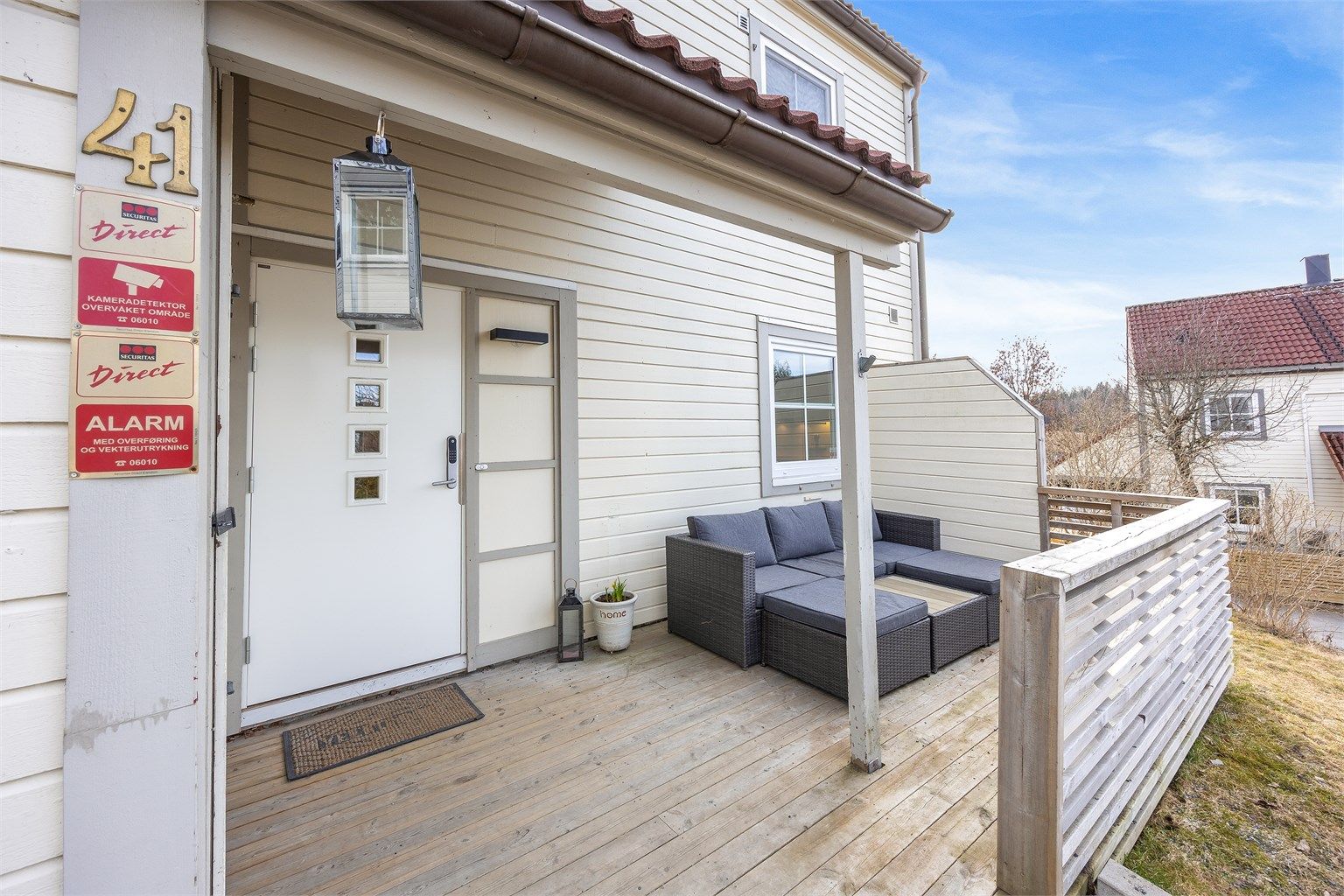 Inngangsparti er delvis overbygget med utvendig bod på ca 5 kvm og terrasse på ca 12 kvm