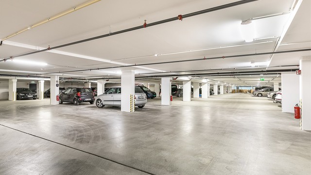 I garasjeanlegget under blokken disponerer leiligheten biloppstillingsplass, med lader til EL-bil.