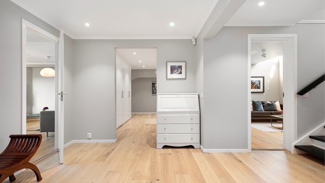 Vi beveger oss videre ned til underetasjen, som byr på entré, bad, vaskerom, to soverom, teknisk rom to walk-in-closet og omkledningsrom