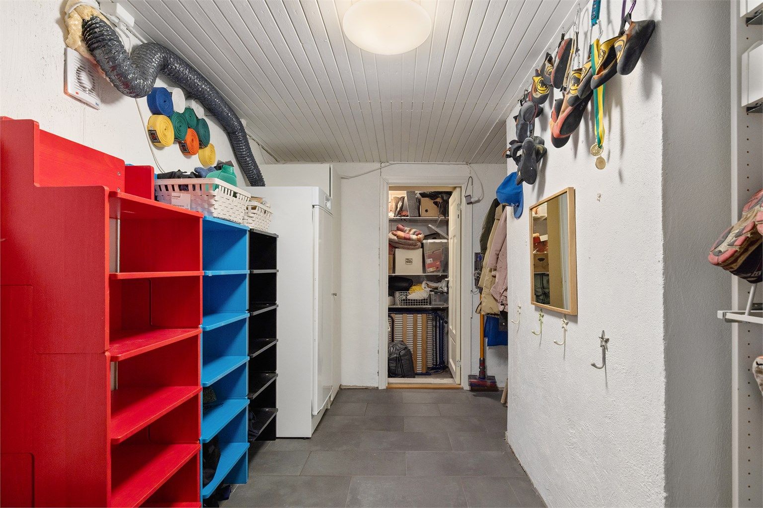 Kjelleren har god lagringsmuligheter som passer ypperlig for både barnefamilier og en aktiv livsstil der det er flere rom med plass til alt fra sportsutstyr, sesongklær, julepynt o.l.