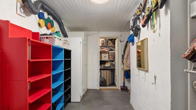 Kjelleren har god lagringsmuligheter som passer ypperlig for både barnefamilier og en aktiv livsstil der det er flere rom med plass til alt fra sportsutstyr, sesongklær, julepynt o.l.
