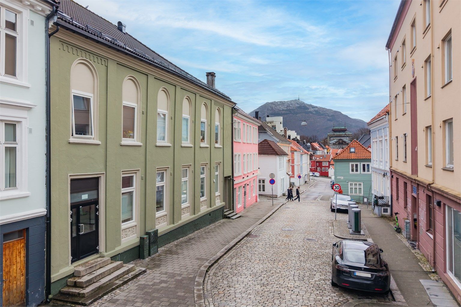 Leiligheten ligger meget sentral i Bergen sentrum med nærhet til "alt". 