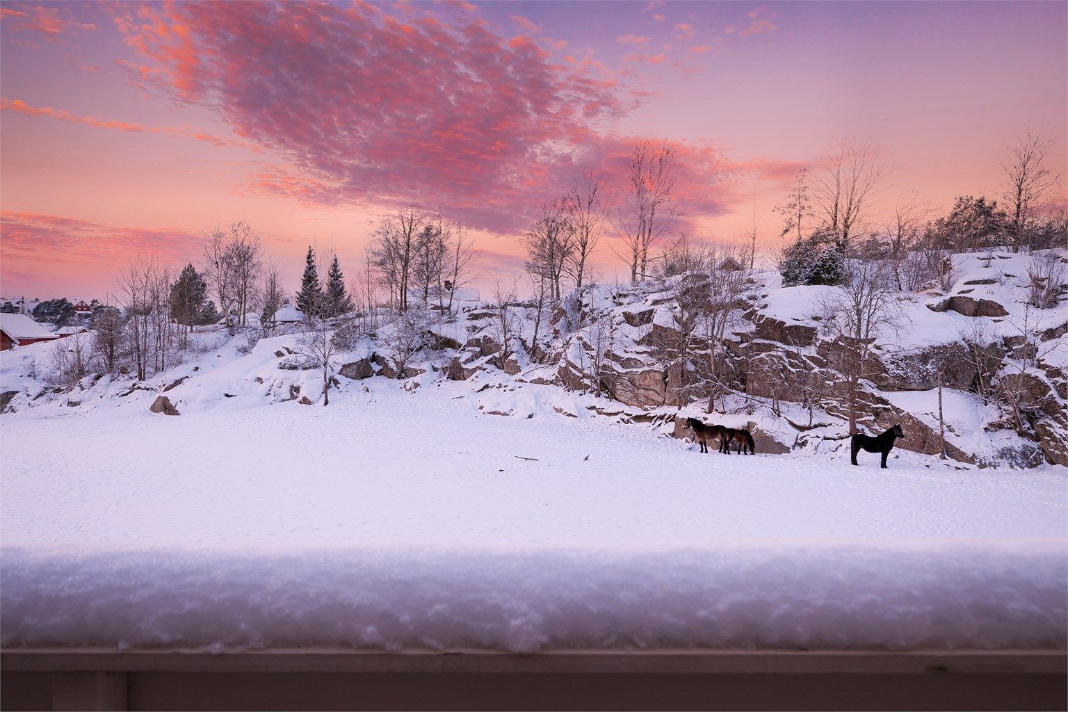 Det er ingen motstående bebyggelse i vest, og dermed heller ikke innsyn til balkong eller stue.