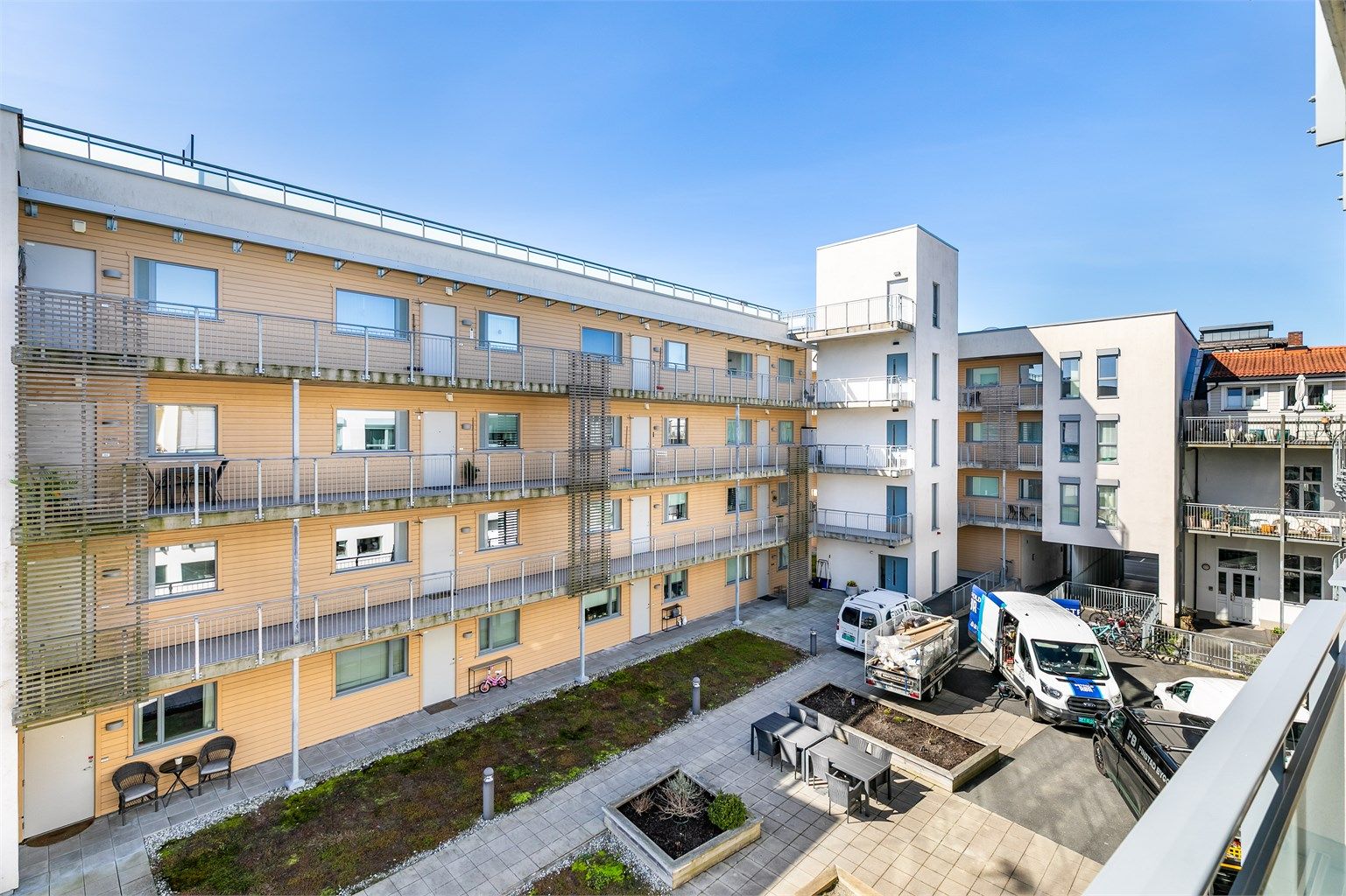 Verandaen vender mot det avskjermede og svært fredelige gårdsrommet. Oppe i høyden på sameiets felles takaltan er det flott utsikt å se.
