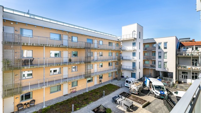 Verandaen vender mot det avskjermede og svært fredelige gårdsrommet. Oppe i høyden på sameiets felles takaltan er det flott utsikt å se.