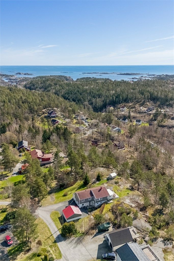 Fra Gjeving er det kort vei til Gjeving brygge med båtforbindelse til Lyngør.
