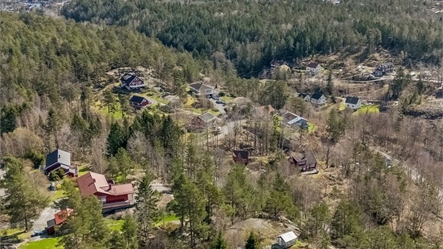 Fra Gjeving er det kort vei til Gjeving brygge med båtforbindelse til Lyngør.