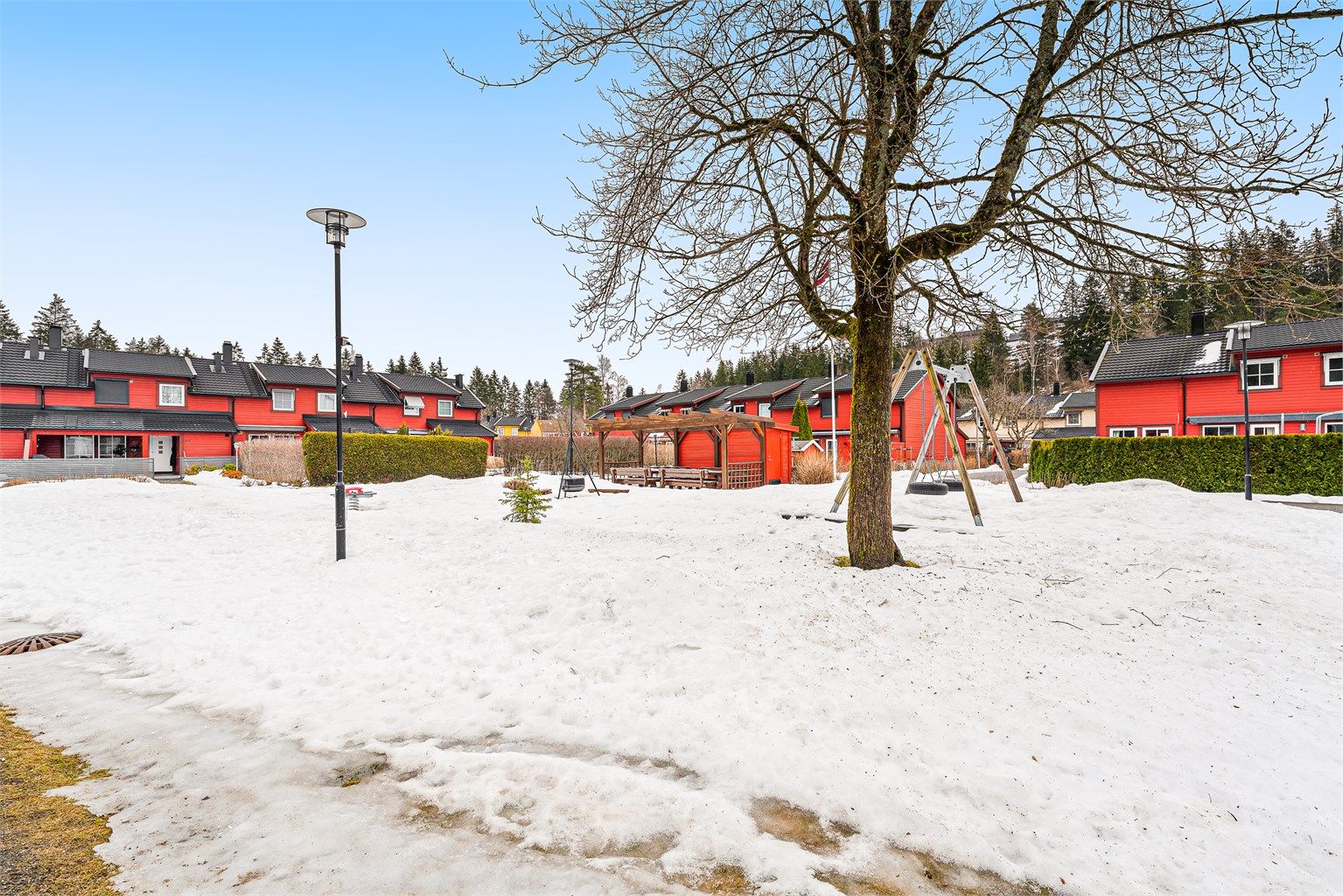 Borettslaget har store og velholdte fellesarealer med lekeplasser, perfekt for barnefamilier.