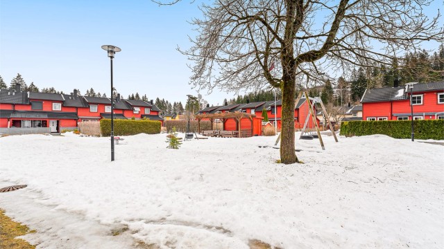 Borettslaget har store og velholdte fellesarealer med lekeplasser, perfekt for barnefamilier.