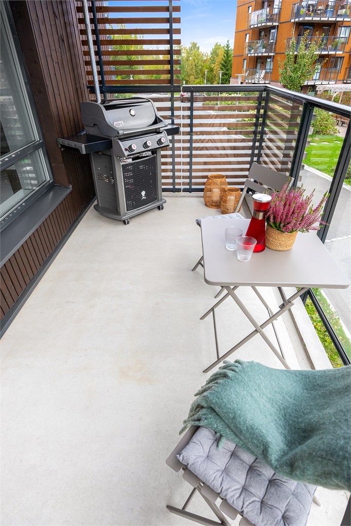 Plass til både grill og sittegruppe på balkongen.